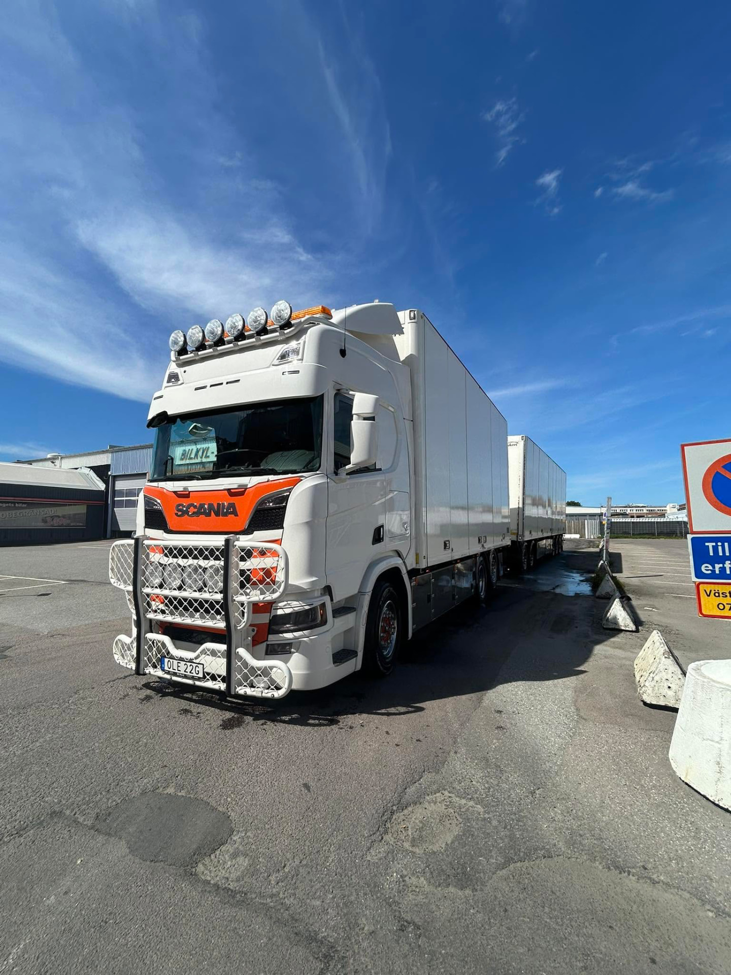 Lastbil med släp från T.Sundelius Transport lastad och redo för avgång