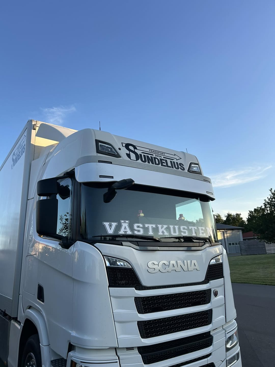 Scania-dragbil från T.Sundelius Transport i skymningsljus